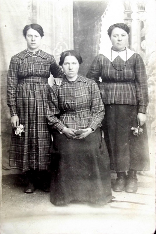 Leonora Jankauskaitė-Žąsinienė (dešinėje) su seserimis Marijona ir Julijona.